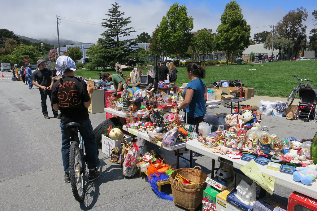 How to Organize a Garage Sale Before a Residential Move